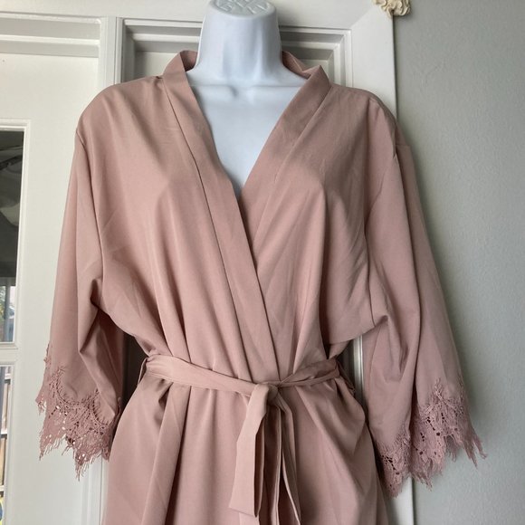Elegant Pretty Rose Colored Lace Trim Robe - Picture 5 of 10